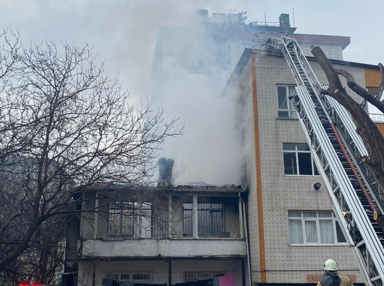 Küçükçekmece'de korkutan yangın: 2 katlı gecekondudan yan binaya sıçradı - Resim : 1