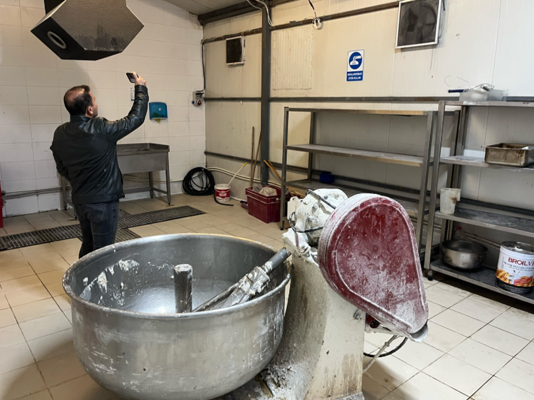 Ekmek fabrikasına gece yarısı baskın: Ölü fare, küf bulundu... - Resim : 1