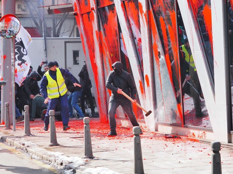 Bulgaristan'da euro protestosu! AB binasına girmeye çalıştılar