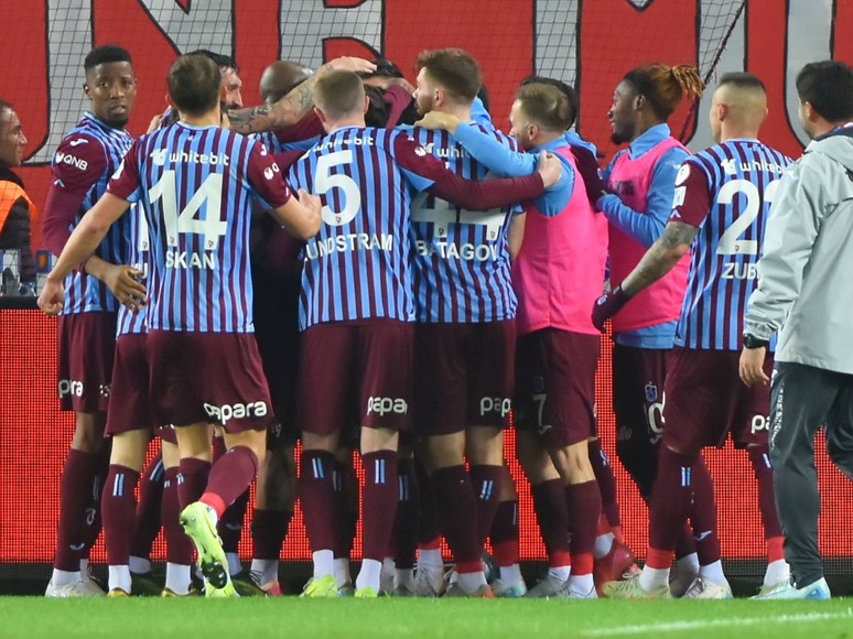 Trabzonspor, Ziraat Türkiye Kupası'nda finale yükseldi! Bordo-mavililer, Göztepe'yi 2-0 mağlup etti