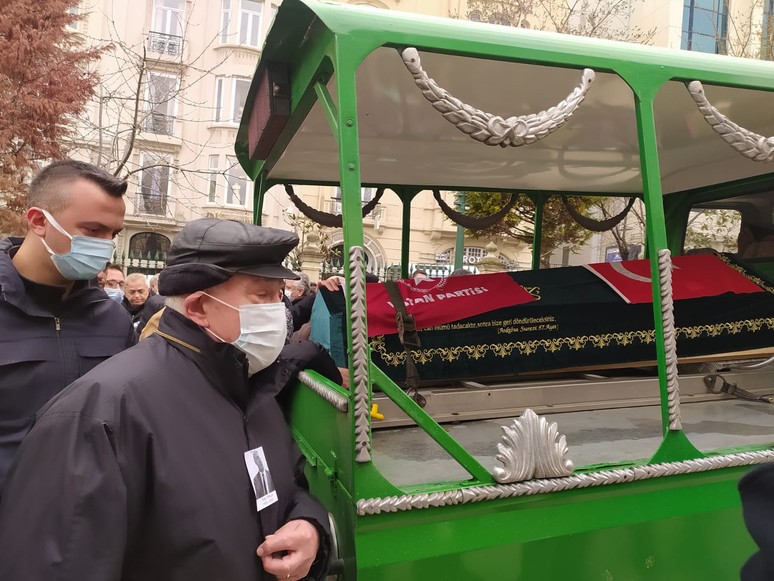 Bayrak adama saygı duruşu! - Resim : 2