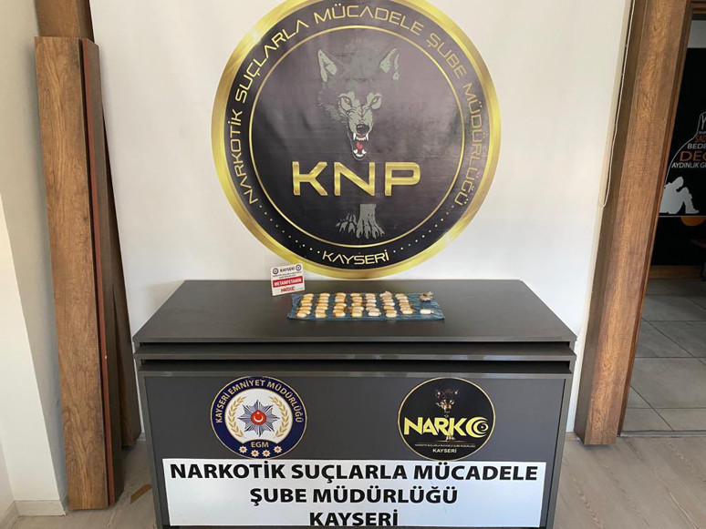 Kayseri'de yakalanan 2 şüphelinin midesinden bakın ne çıktı - Resim : 1