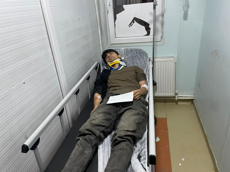 Kaçak göçmenleri taşıyan minibüs devrildi: 20 yaralı - Resim : 2