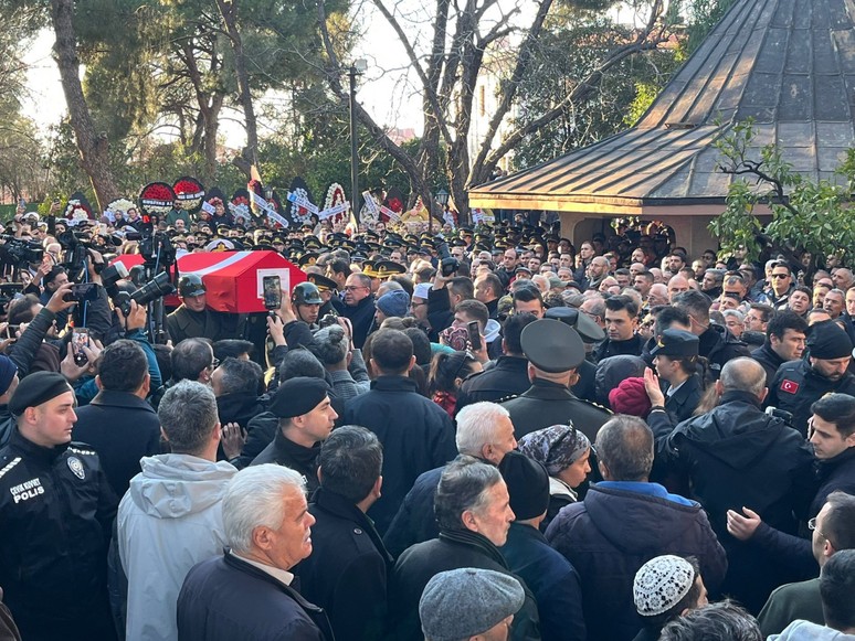 Şehit Komando Binbaşı Murat Kemal Yetişen kızının doğum gününde toprağa verildi... Babaya son bakış - Resim : 6