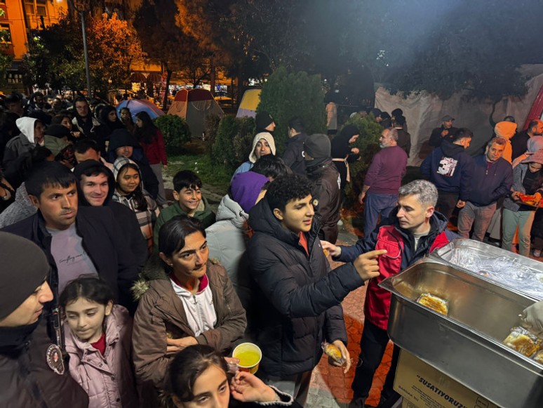 Deprem sonrası İstanbul'da alarm hali: Binlerce kişi geceyi dışarıda geçirdi - Resim : 2