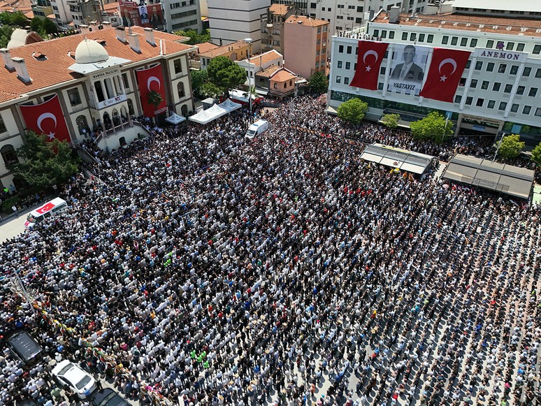 Ferdi Zeyrek'e veda: Son yolculuğuna uğurlandı - Resim : 6