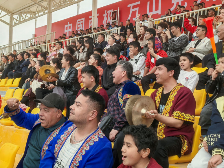 Tek kolluyla hayallerinin peşinden koşuyor: Sağlıklı insanların yapabildiği her şeyi ben de yapabilirim - Resim : 1