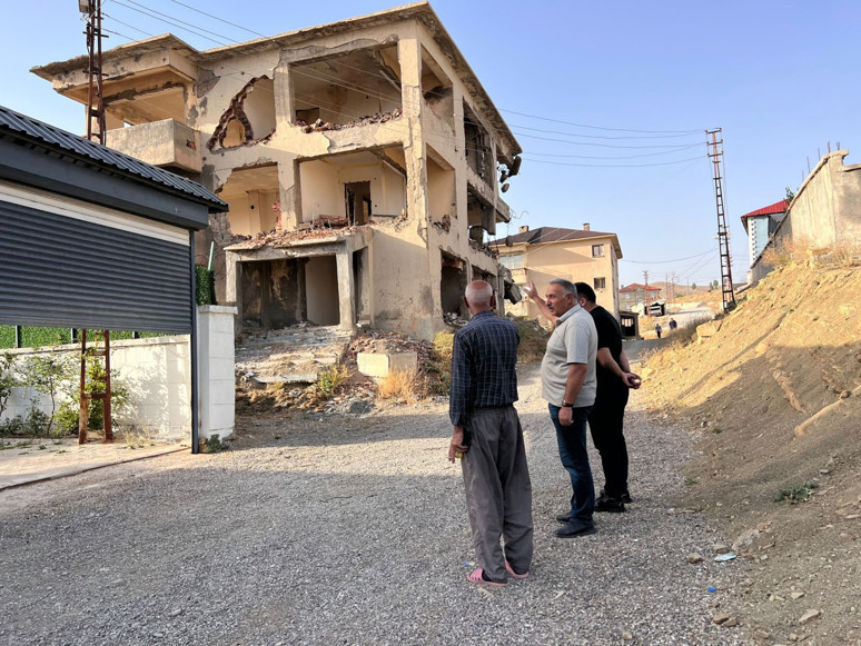 Mahalleli tedirgin: 3 katlı bina her an çökebilir - Resim : 1