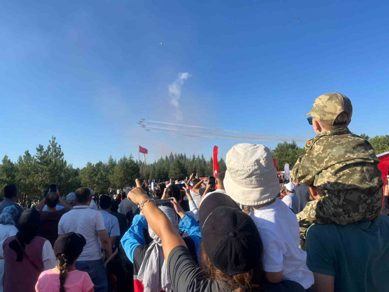 Türk Yıldızları’ndan nefes kesen gösteri! Kütahya Dumlupınar’da gerçekleşti - Resim : 1