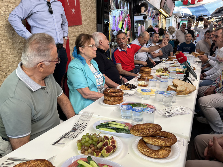 Perinçek Kemeraltı esnafıyla buluştu: Esnaf baş tacımız - Resim : 1