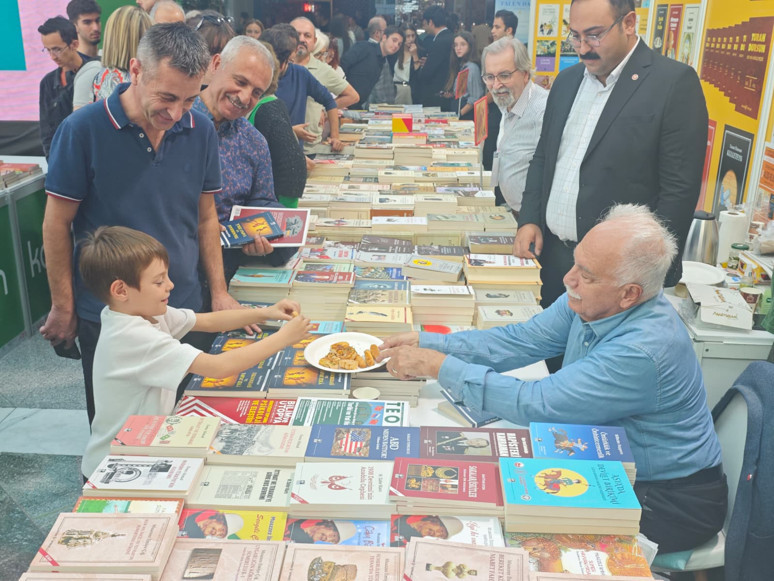 Perinçek’in yeni kitabı okurlarıyla buluştu - Resim : 3