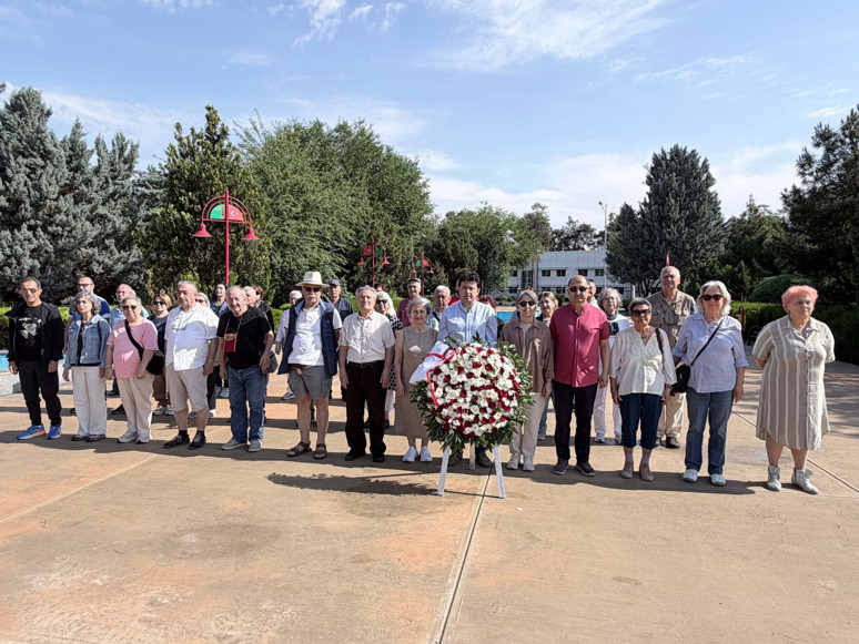 Aydınlık Avrupa okurları Türkmenistan'da ata toprağında: Aşkabat Atatürk Meydanı'nda 19 Mayıs töreni yapıldı - Resim : 1