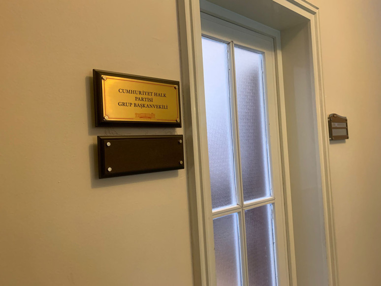 CHP grubunda ‘arınma’ mesaisi: Meclis’teki odalardan iki ismin tabelası indirildi - Resim : 1
