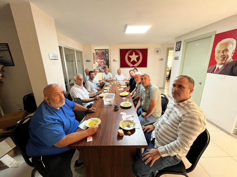 Karabağlar’ın spor kulüplerinden Vatan Partisi’ne ziyaret; Spor altyapısındaki eksiklikler masaya yatırıldı - Resim : 1