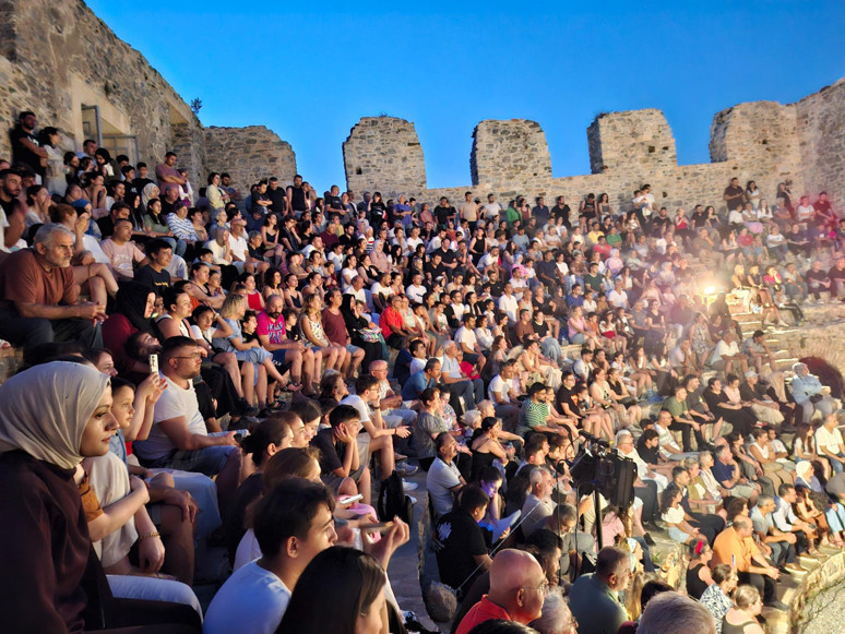 ‘Midas’ın Kördüğümü’ iki bin yıllık Odeon’da - Resim : 1