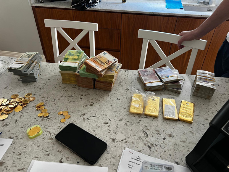 Mersin Büyükşehir Belediyesi soruşturmasında çarpıcı görüntüler: Evden 4 kilo külçe altın ve döviz çıktı - Resim : 2