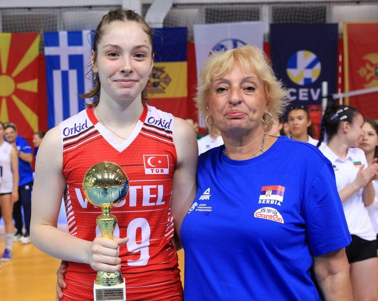 Yaz sıcaklarının ilacı voleybol - Resim : 2