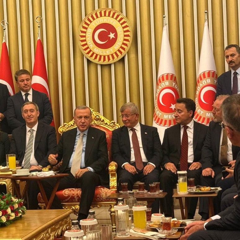 Meclis’te CHP’siz liderler buluşması: Erdoğan, Davutoğlu ve Babacan yıllar sonra yan yana geldi - Resim : 2