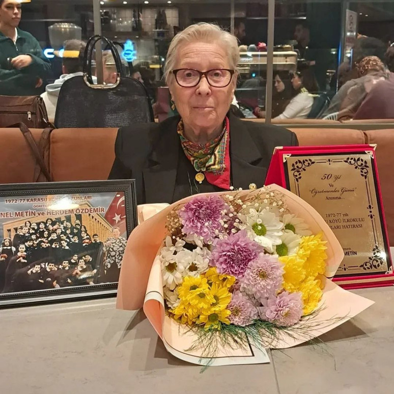 Öğretmenlerini sosyal medyadan 53 yıl sonra buldular, Türk Bayrağı ile karşıladılar - Resim : 3