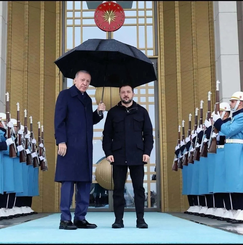 Türk basını Ukrayna’nın ajanlık faaliyetlerine suskun! Şemsiyenin altındaki Zelenskiy’nin marifetleri... - Resim : 1