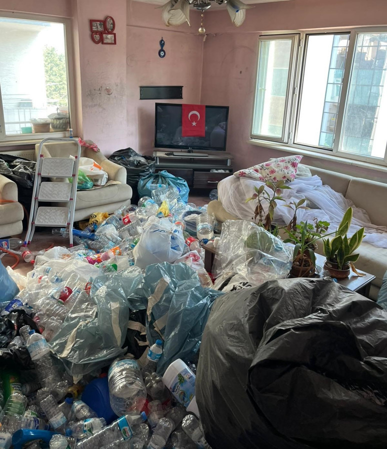 Osmangazi'de şaşırtan olay: Evin içinden 5 ton çöp çıkarıldı - Resim : 1