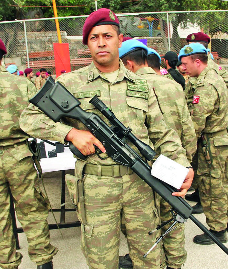 Şehit Ömer Halisdemir’in kızı teğmen oldu - Resim : 1