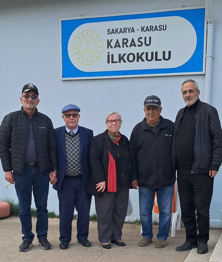 Öğretmenlerini sosyal medyadan 53 yıl sonra buldular, Türk Bayrağı ile karşıladılar - Resim : 1