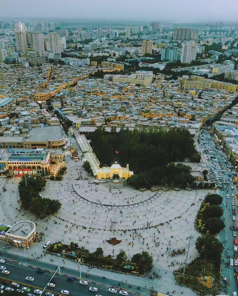 Eski şehrin kalbindeki sarı cami - Resim : 1
