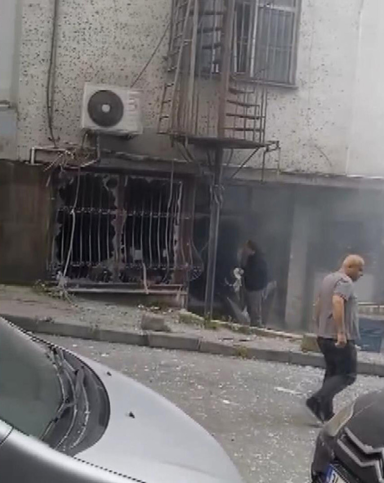 İstanbul'da yürekler ağza geldi: Güngören'de patlama! - Resim : 1