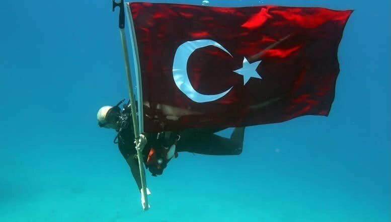 Fethiye’de Cumhuriyet coşkusu: 5 metre derinlikte Türk bayrağı açtılar - Resim: 1