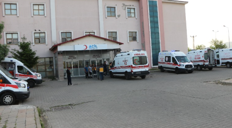 Bingöl'de otobüs kazası: Yaralılar var! Sürücünün kolu koptu! - Resim: 4