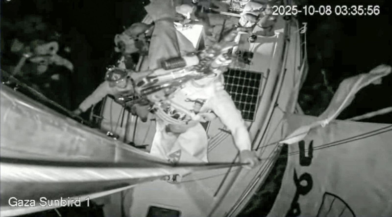 İsrailli donanma korsanları Gazze açıklarında yardım filosuna saldırdı! - Resim: 7