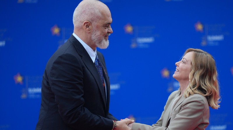 Arnavutluk lideri Rama, İtalya Başbakanı Meloni'yi diz çökerek karşıladı - Resim: 3