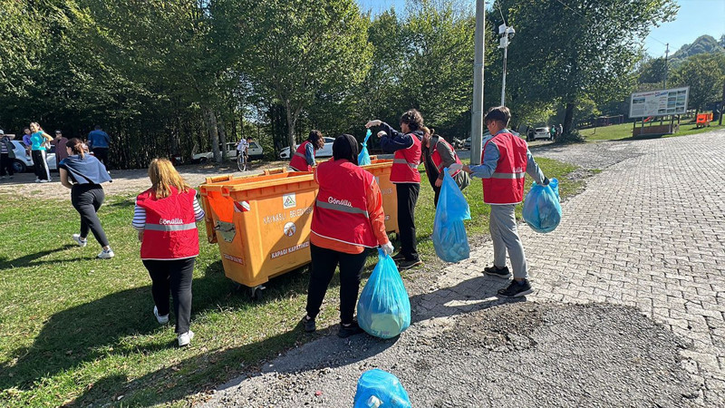 Öğrenciler poşet poşet çöp topladı - Resim: 1