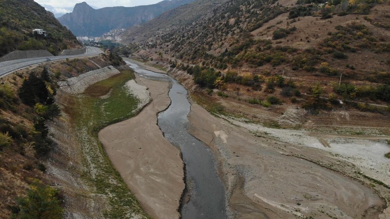 Barajın suları çekildi, tarihi köprü ortaya çıktı... - Resim: 6