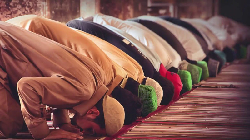 Bir erkek kısa kollu gömlekle namaz kılabilir mi? - Resim: 4