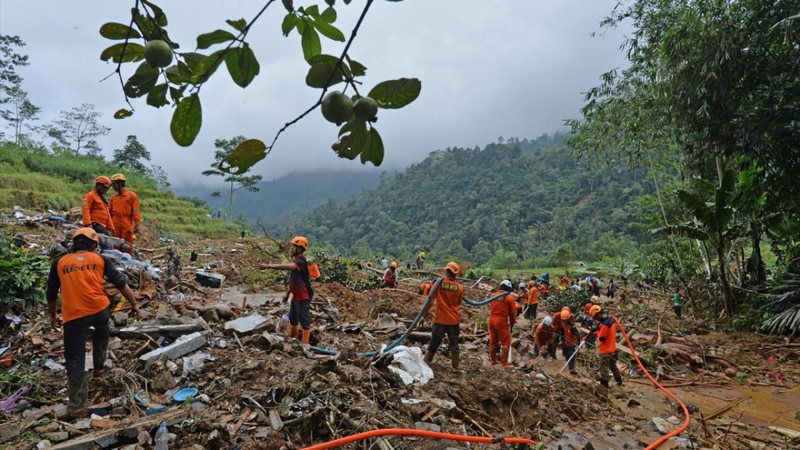 Sel ve toprak kayması: 16 kişi hayatını kaybetti - Resim: 1