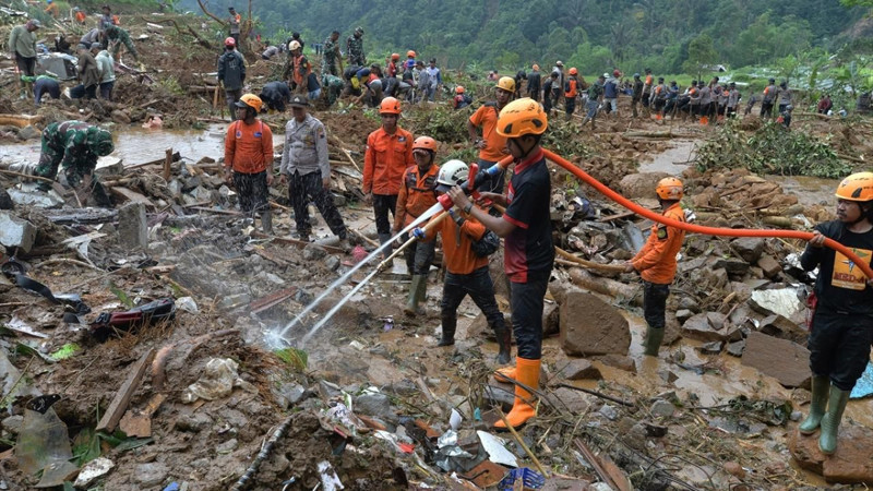 Sel ve toprak kayması: 16 kişi hayatını kaybetti - Resim: 2