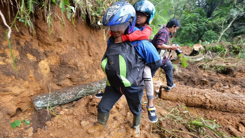 Sel ve toprak kayması: 16 kişi hayatını kaybetti - Resim: 4