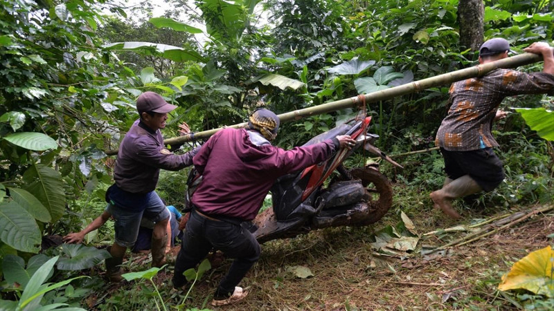 Sel ve toprak kayması: 16 kişi hayatını kaybetti - Resim: 5