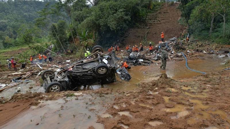 Sel ve toprak kayması: 16 kişi hayatını kaybetti - Resim: 8