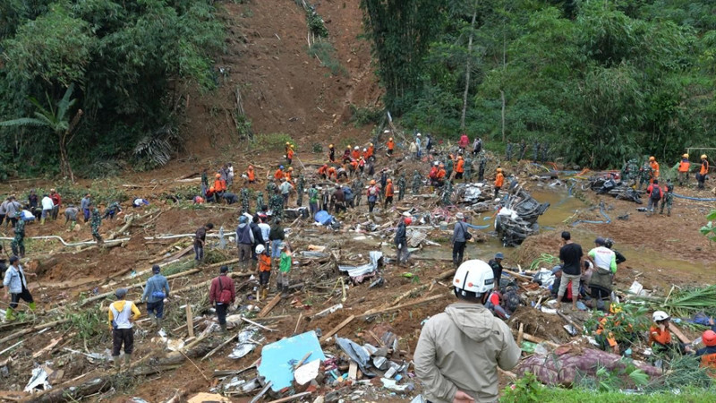 Sel ve toprak kayması: 16 kişi hayatını kaybetti - Resim: 9