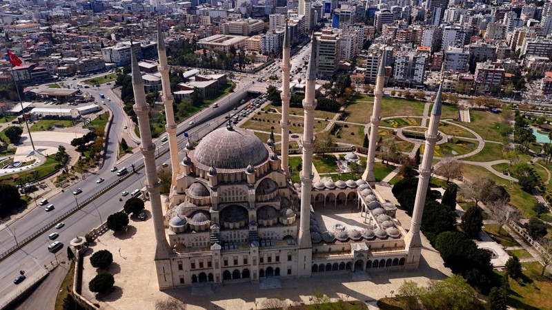 Orta Doğu'nun en büyük camilerinden biri! Adana'da şifreleriyle dikkat çekiyor - Resim: 1