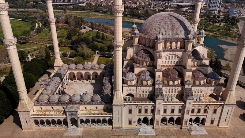Orta Doğu'nun en büyük camilerinden biri! Adana'da şifreleriyle dikkat çekiyor - Resim: 2