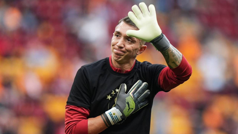 Muslera'dan Galatasaray'a rekorlarla veda! İşte efsane kalecinin Galatasaray kariyeri - Resim: 7