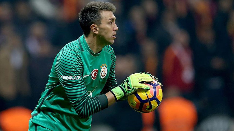 Muslera'dan Galatasaray'a rekorlarla veda! İşte efsane kalecinin Galatasaray kariyeri - Resim: 8