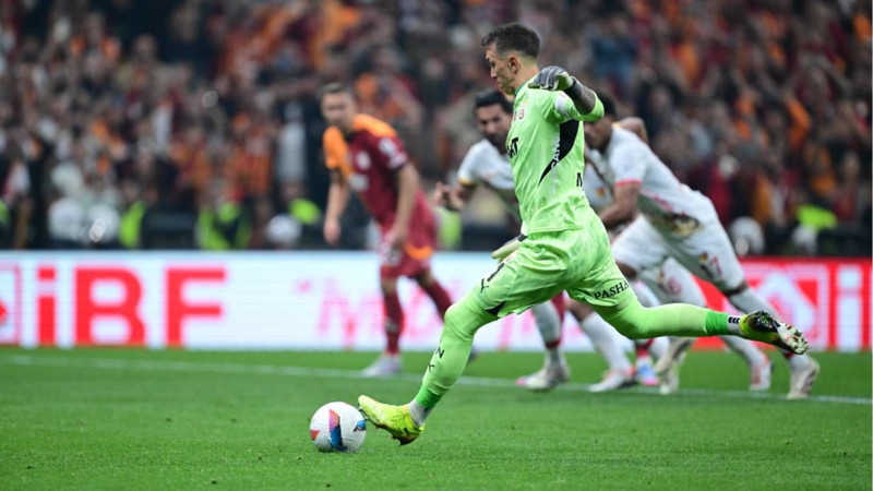 Muslera'dan Galatasaray'a rekorlarla veda! İşte efsane kalecinin Galatasaray kariyeri - Resim: 9