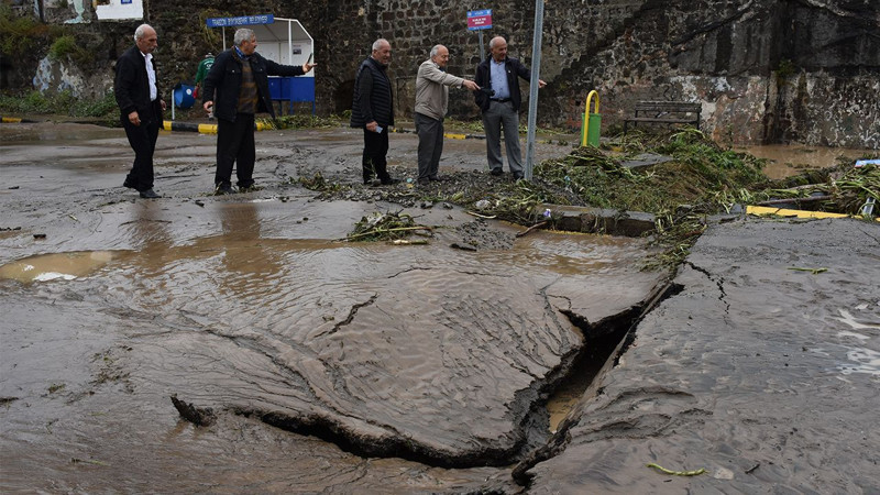 Trabzon sele teslim oldu! Araçlar yolda kaldı, yollar hasar gördü! İşte o görüntüler... - Resim: 1