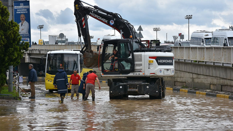 Trabzon sele teslim oldu! Araçlar yolda kaldı, yollar hasar gördü! İşte o görüntüler... - Resim: 10