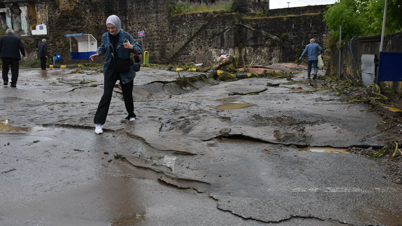 Trabzon sele teslim oldu! Araçlar yolda kaldı, yollar hasar gördü! İşte o görüntüler... - Resim: 2